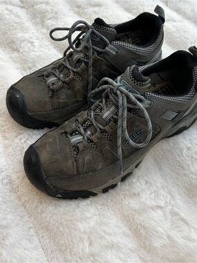 KEEN Women’s Charcoal Gray Lace-Up Trail Shoes